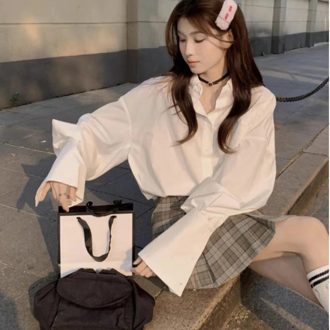 百搭设计感小众喇叭袖白色衬衫+学院风格纹短裤