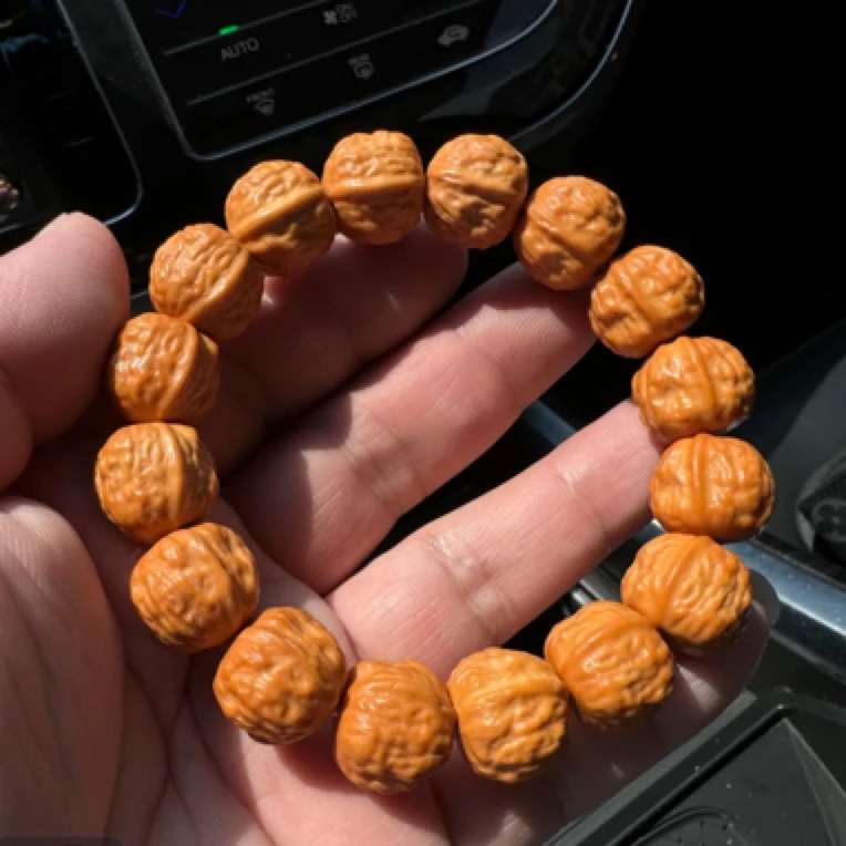 猴头聚宝盆雕刻精品大蛤蟆头手串