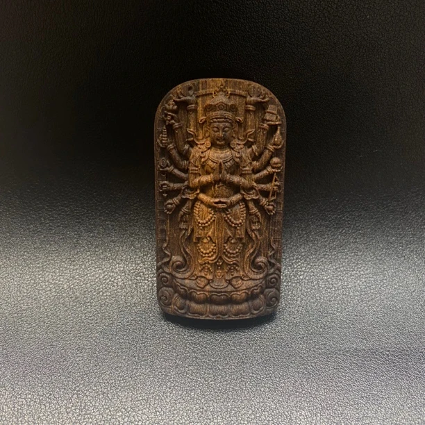 白棋雕刻千手牌吊坠