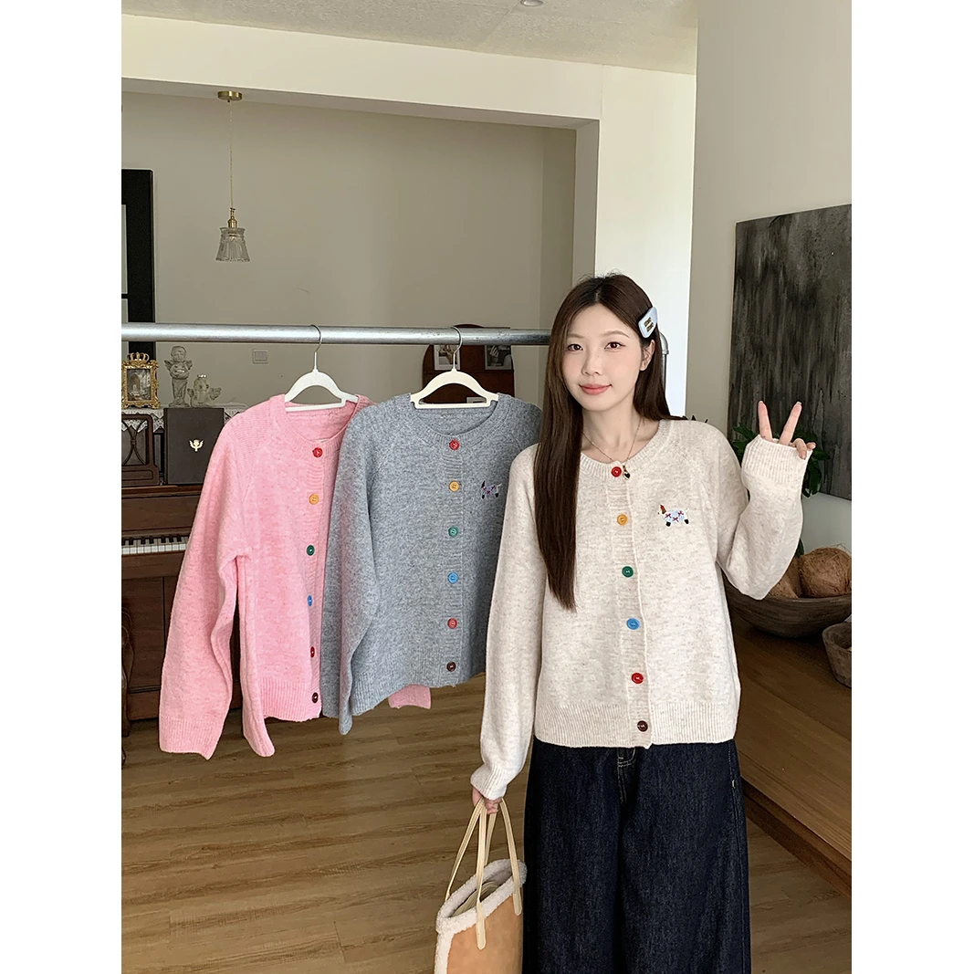 2024秋装新款胖mm大码女甜美设计感圆领开衫刺绣针织上衣