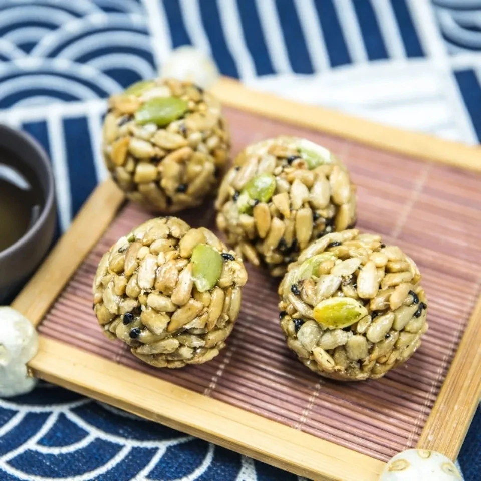 坚果瓜子南瓜子酥包装小袋丸子休闲零食瓜子仁酥糖果整箱年货批发