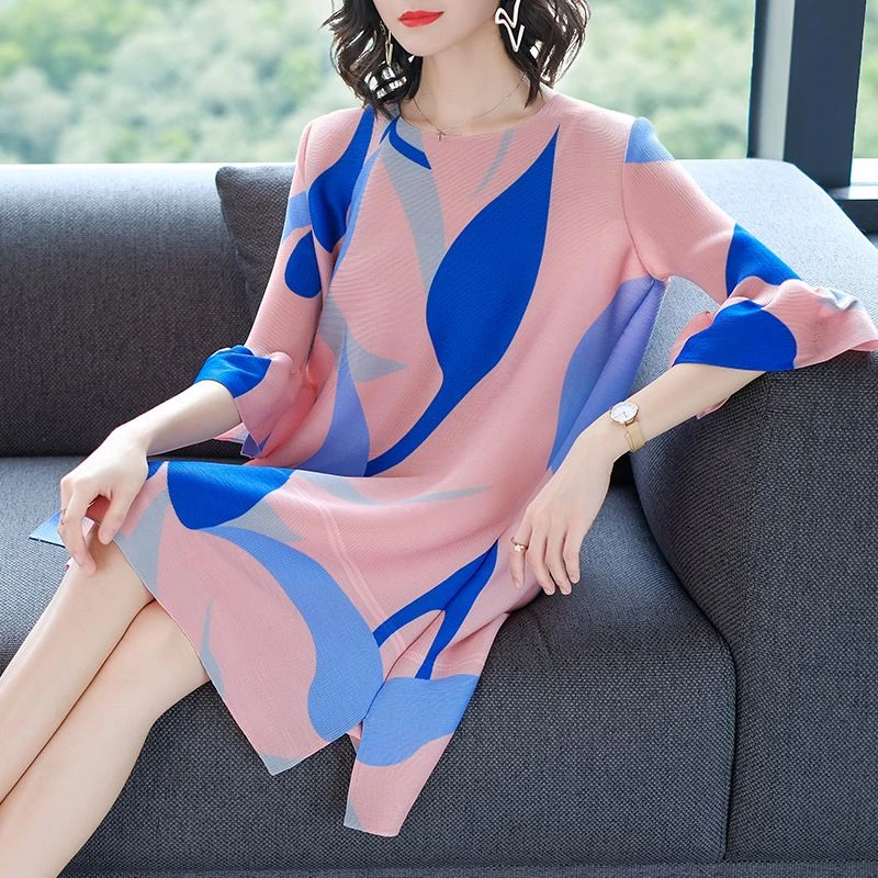 时尚印花减龄圆领洋气连衣裙2025秋季新款喇叭袖宽松气质褶皱裙子