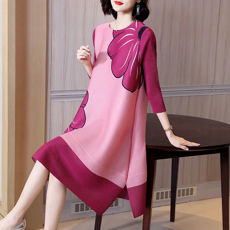 2025春秋新款印花小开叉裙子女通勤风优雅宽松大码圆领褶皱连衣裙