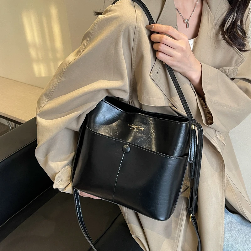 B18秋冬季新款女包时尚潮流单肩斜挎休闲百搭包包女士轻奢