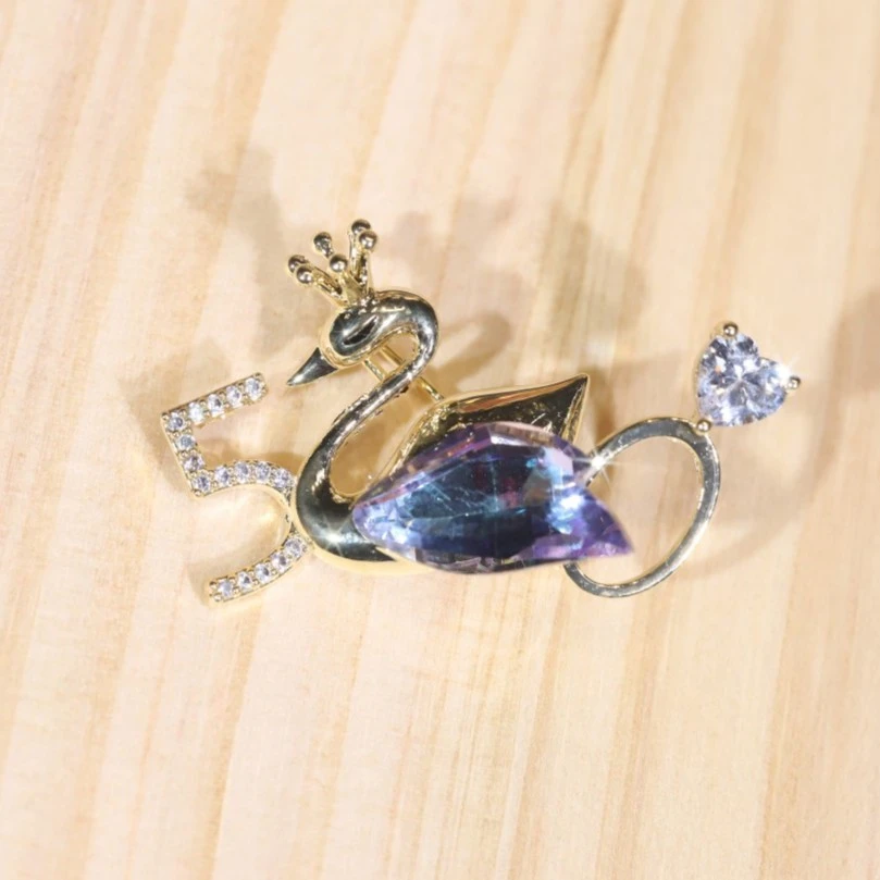 铜合金合成锆石胸针 【 甜蜜天鹅 】气质优雅炫彩紫施家胸针XZ627