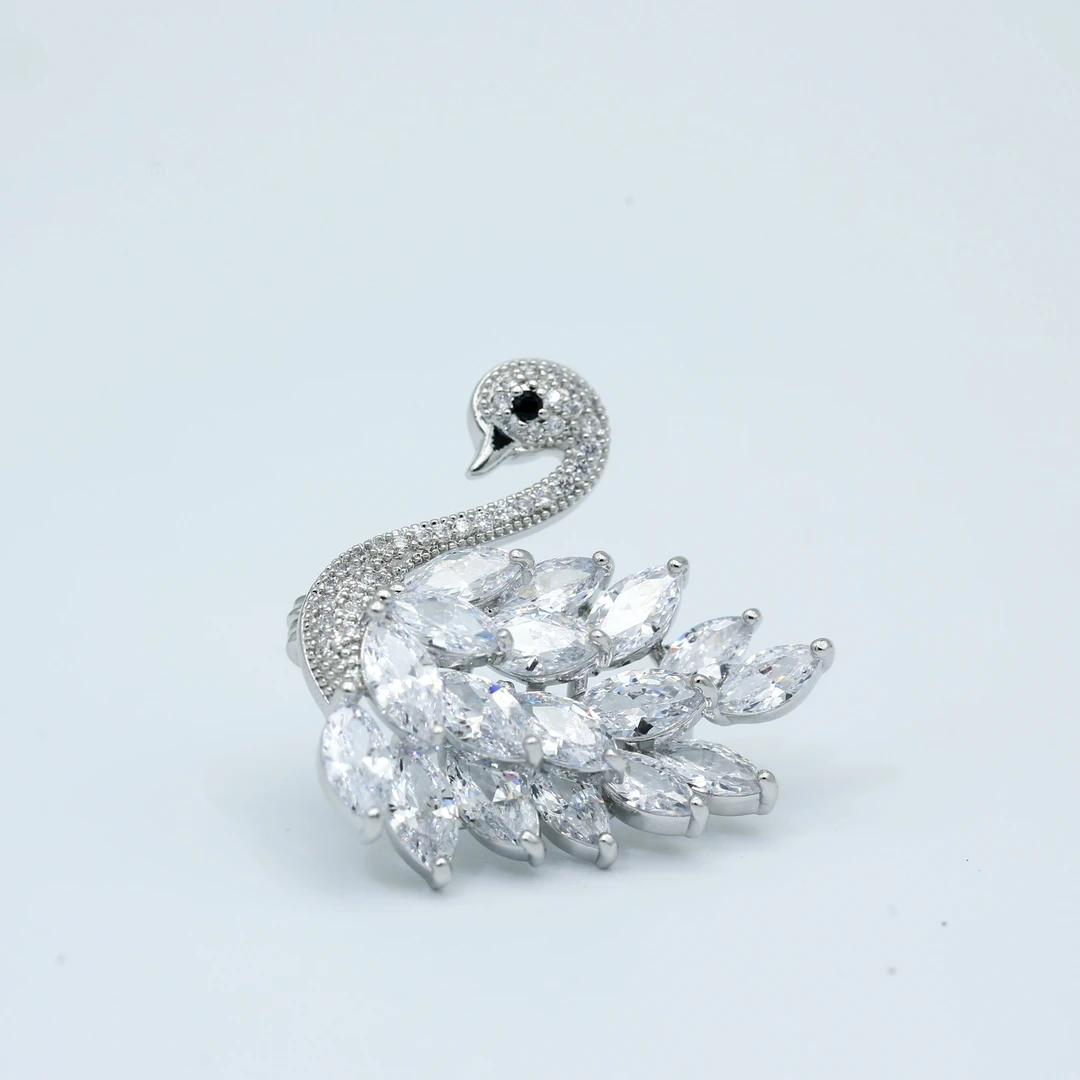 HONGHUSHIJIA/鸿狐饰家 铜合金合成锆石胸针  皇后天鹅胸针995