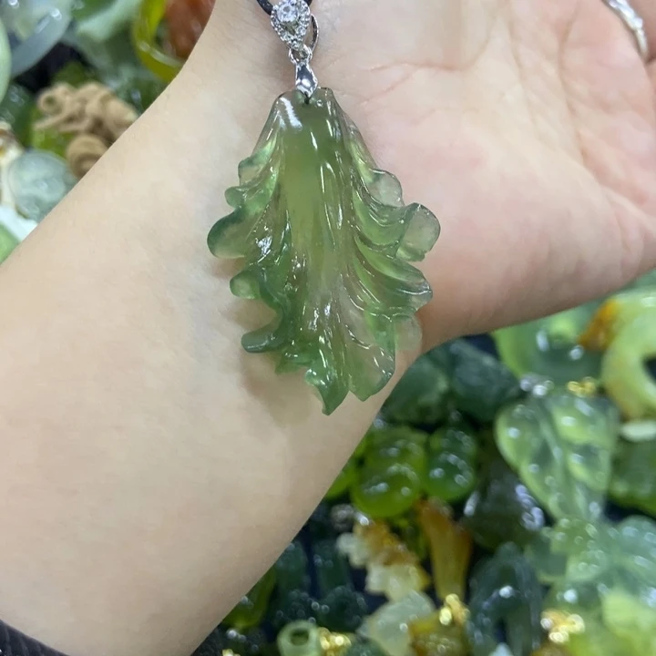 蛇纹石玉挂件未镶嵌