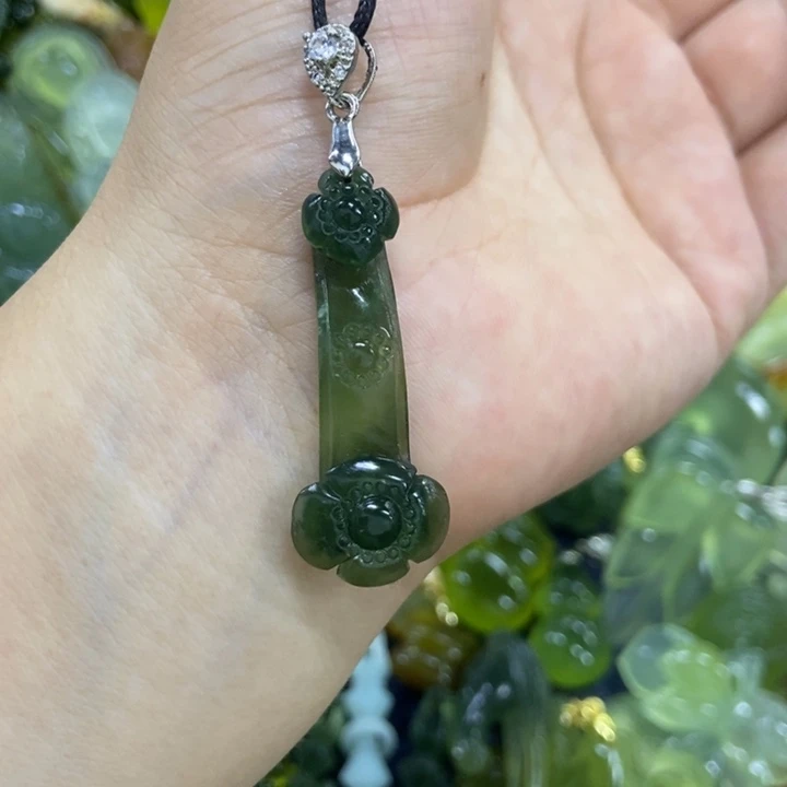 蛇纹石玉挂件未镶嵌