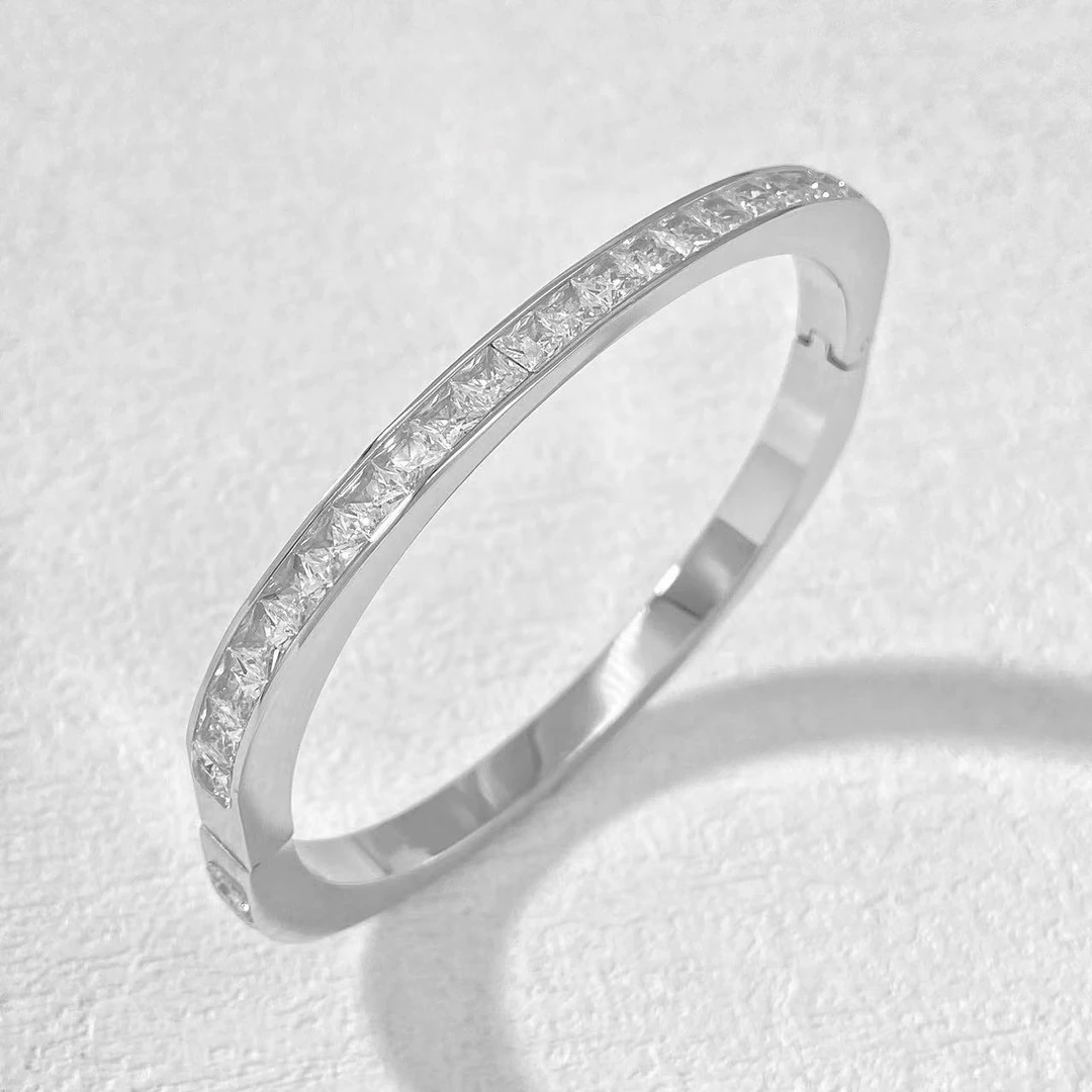 钛钢手镯 木木（ZF1782）57毫米*46毫米 方钻满镶方圆形手镯