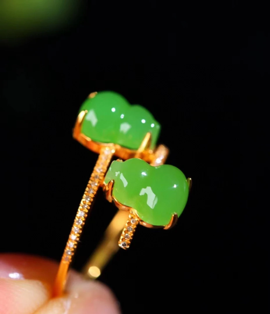 和田玉苹果绿戒指