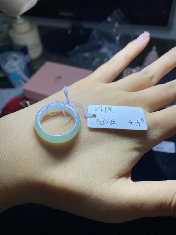 天然翡翠戒圈19内径，有盒子有证书，请勿中差评
