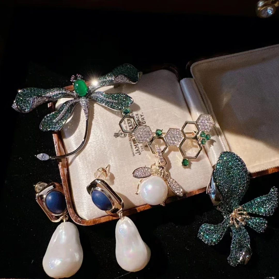 铜合金合成锆石胸针 胸针饰品重工轻奢复古时尚绿鸢尾花锆石胸针