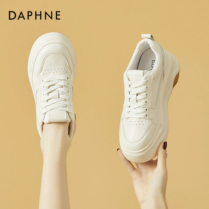 达芙妮简约小白鞋女款2025蛇年冬季新款平底女鞋松糕鞋女厚底休闲