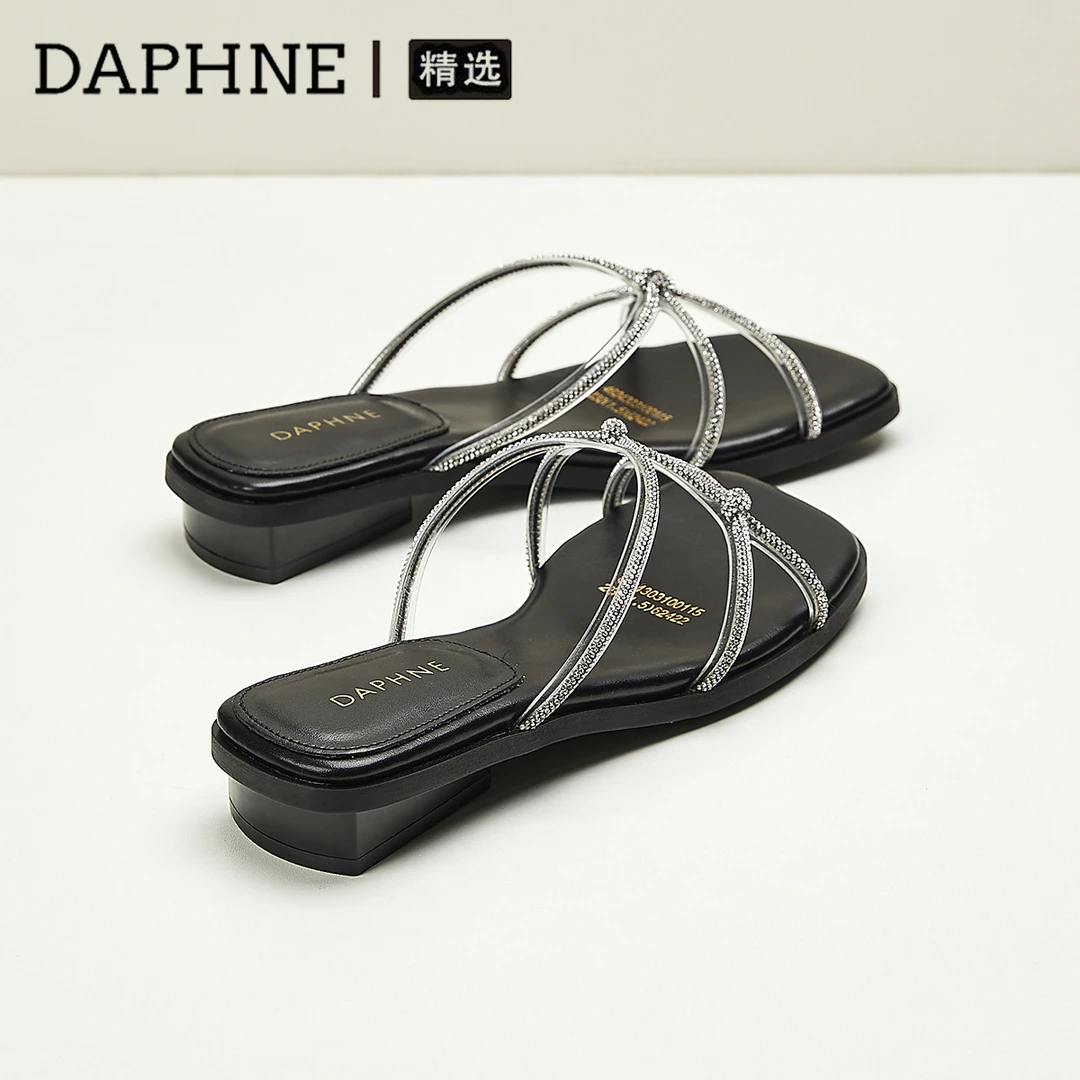 达芙妮法式低跟银色一字拖鞋女夏外穿时尚2025年新款气质水钻凉拖