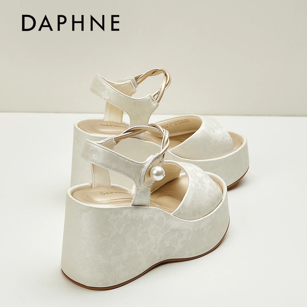 达芙妮国风鱼嘴坡跟鞋女鞋2025年高跟鞋珍珠气质配裙子新款凉鞋女