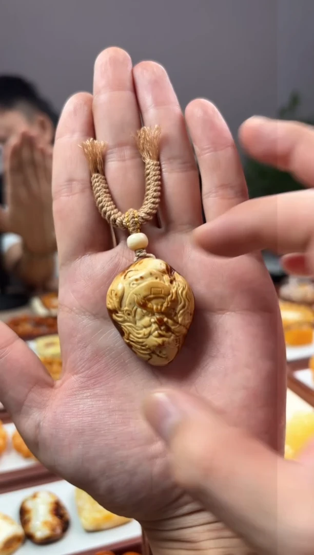 【闪购商品】琥珀颈饰未镶嵌雕刻件