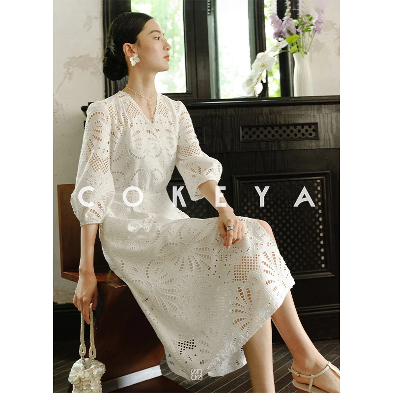 COKEYA/法式度假风雕孔绣镂空定位绣花纯棉V领灯笼袖裙ENB3XH513
