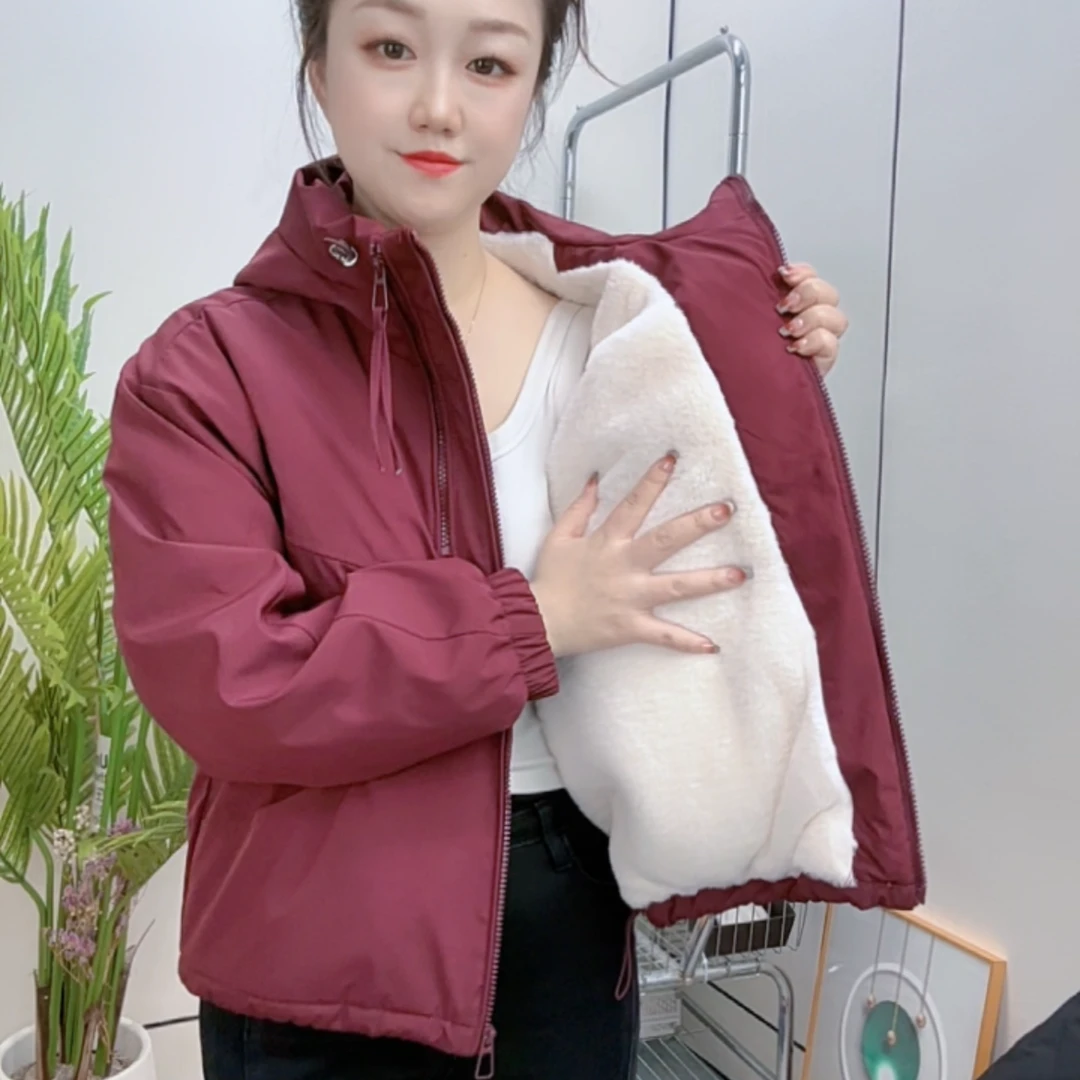 加绒加厚冲锋衣女2024冬季新款宽松韩版工装设计保暖连帽外套