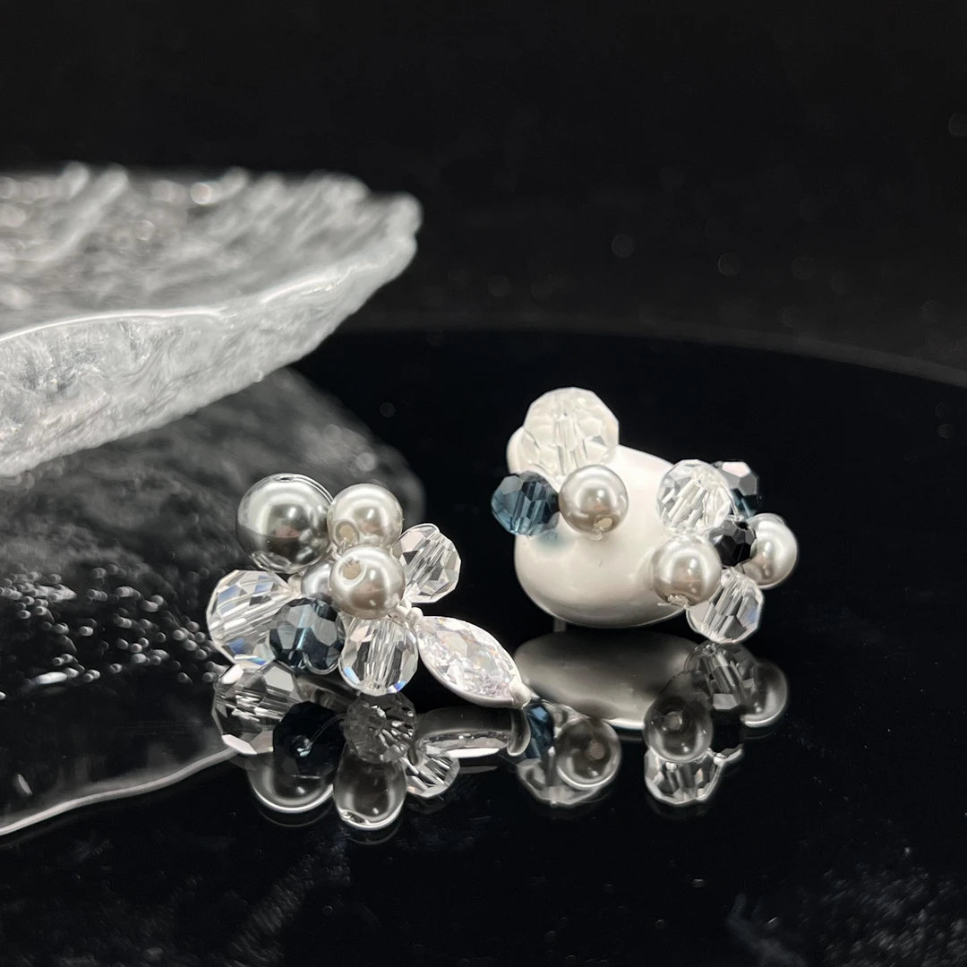 3135白色圆球耳钉