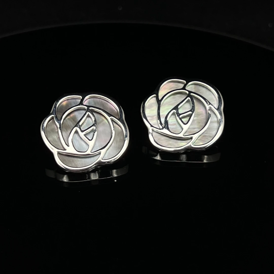 7018气质山茶花耳钉