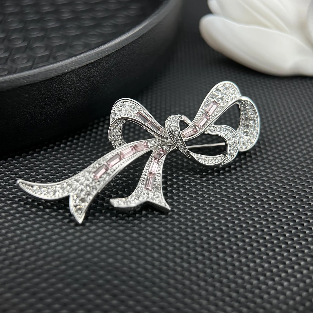 2525粉色蝴蝶结胸针