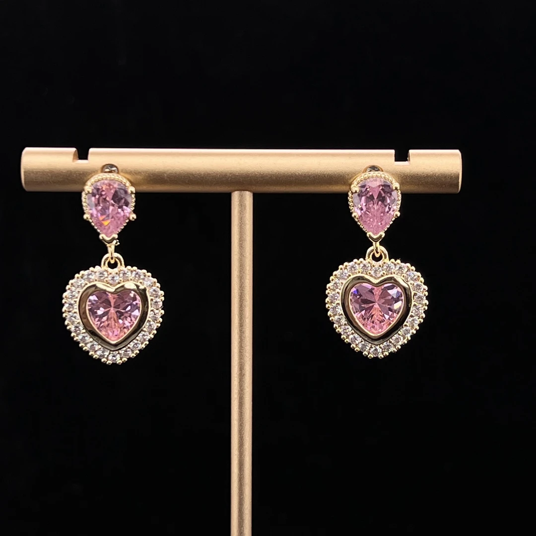 1235粉色爱心耳钉