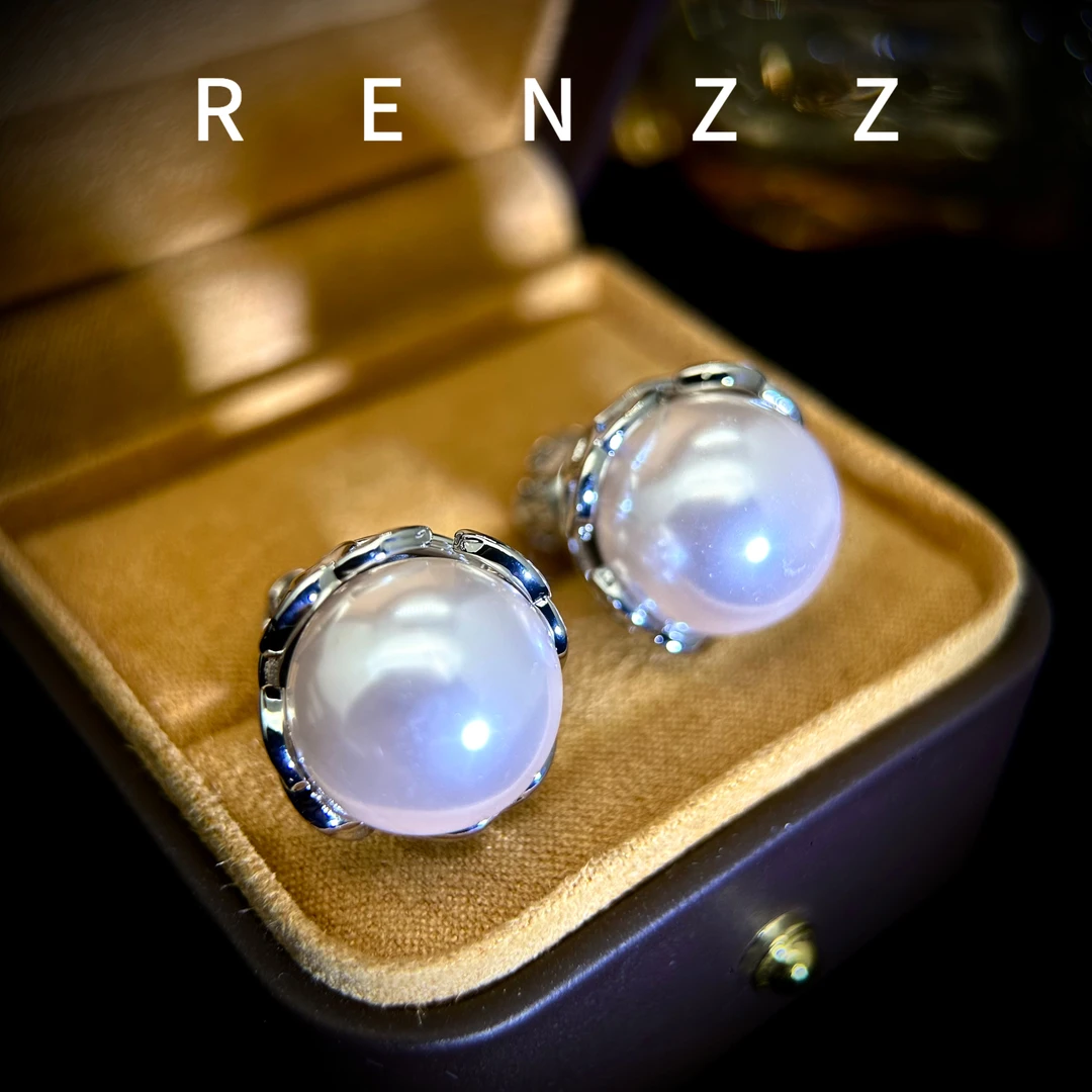 2758白色字母C耳钉