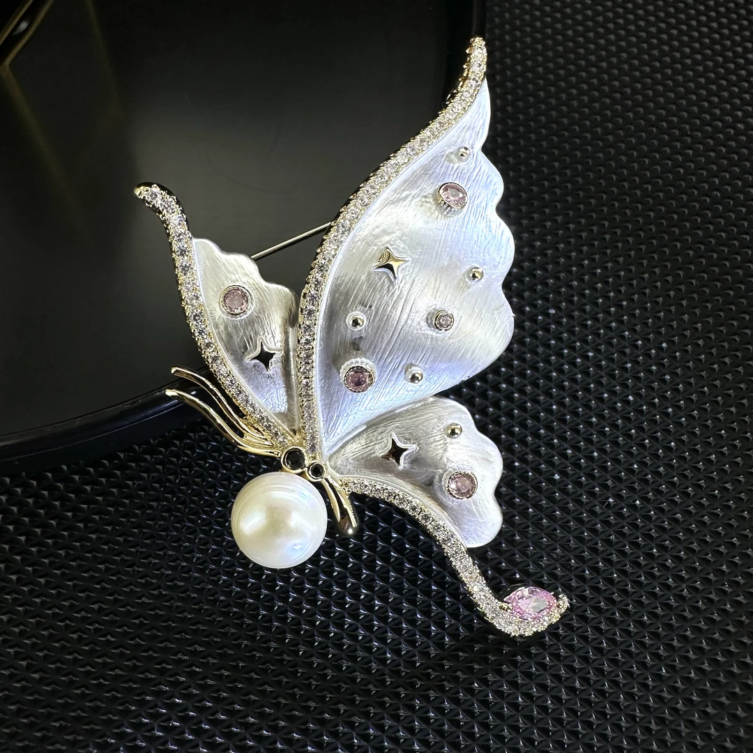 2518白色蝴蝶胸针