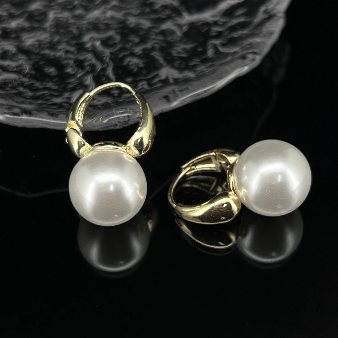 3441 简约款白色耳钉