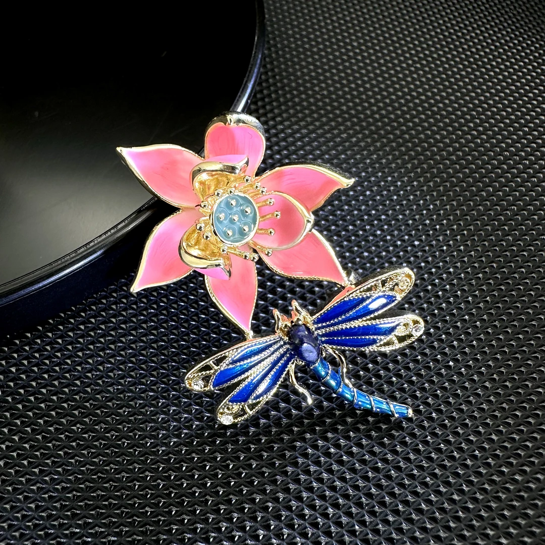 2440粉色莲花蓝蜻蜓胸针