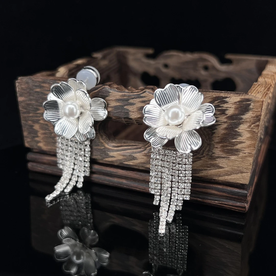 5690气质白色小花耳钉