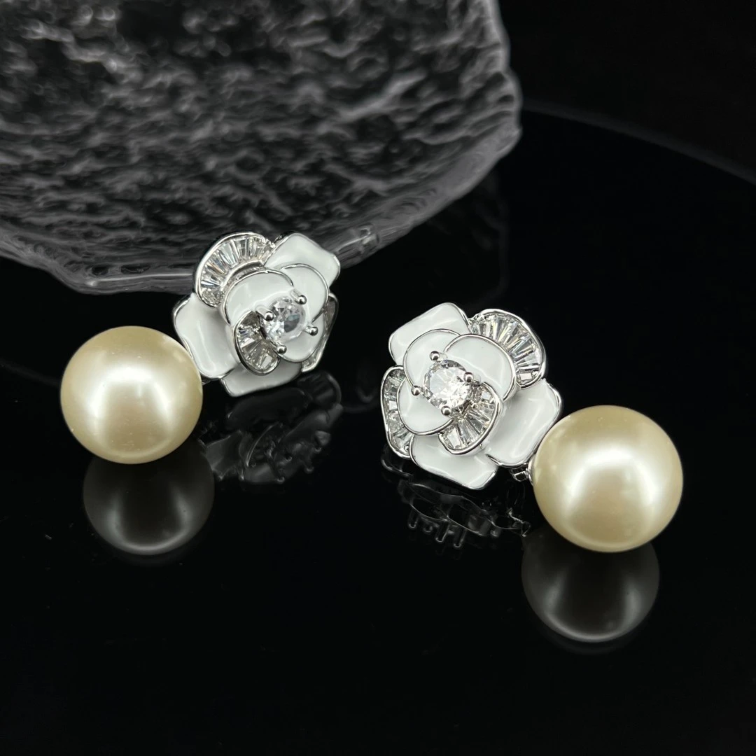 3564白色山茶花耳钉