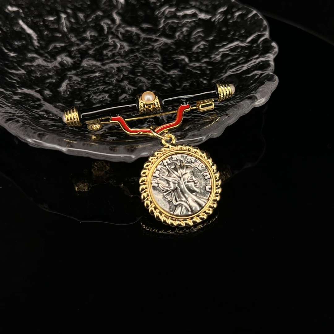 1019黄颜色圆形智慧者油画风胸针