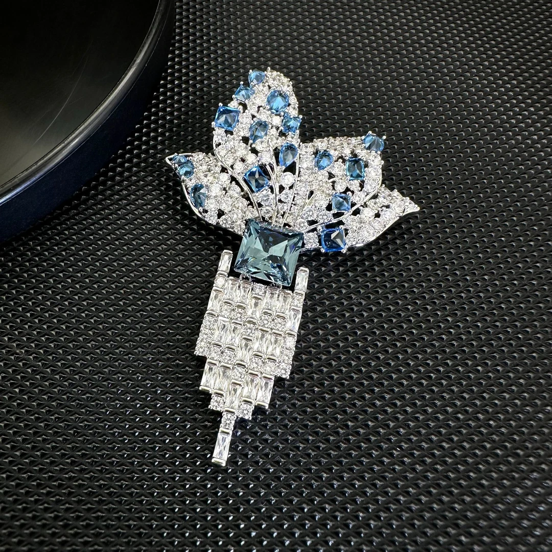 2871法★【冰雪秘境】时尚简约蓝色兰花胸针