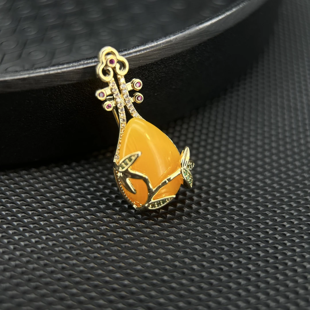 2350黄色琵琶胸针