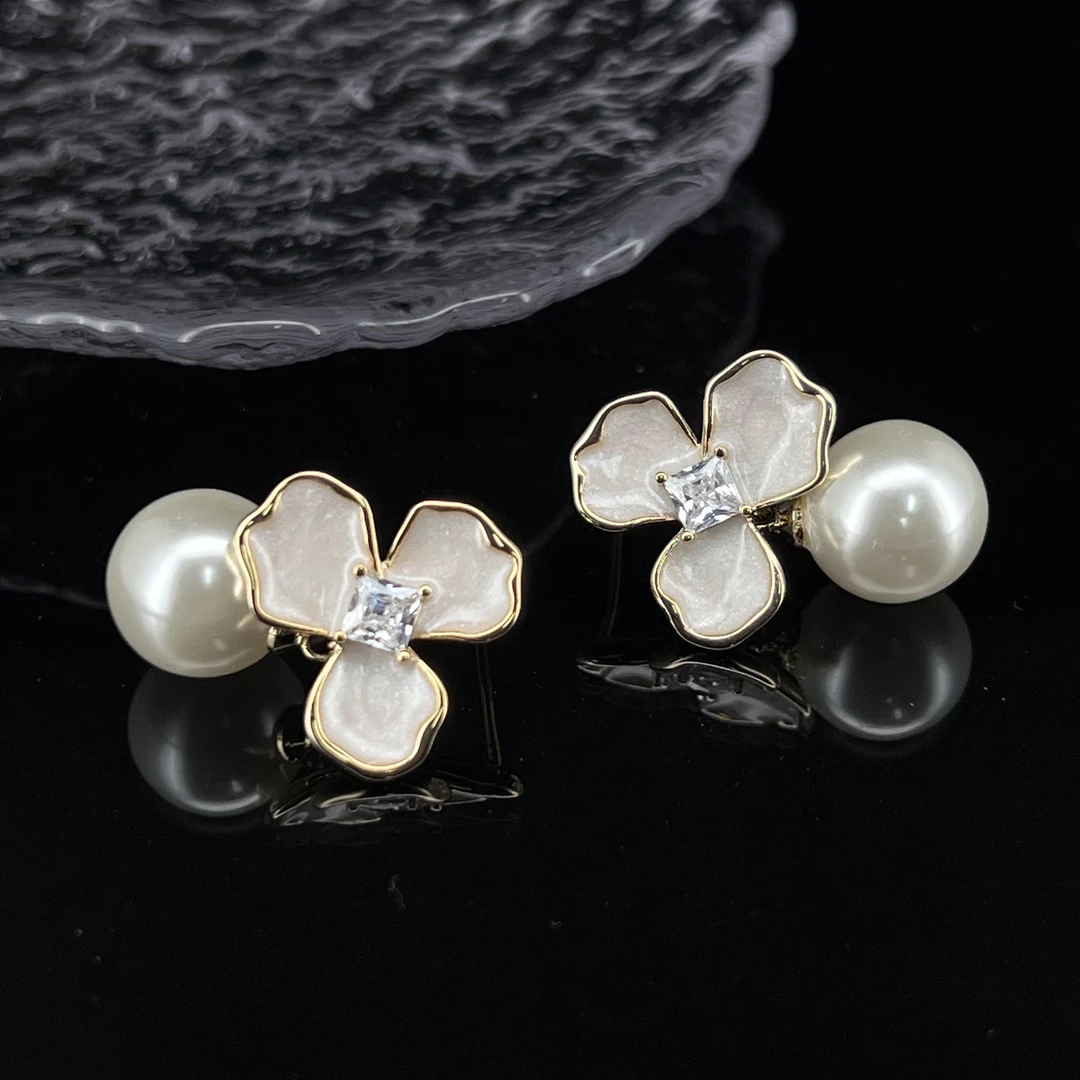 1104白色三叶草耳钉