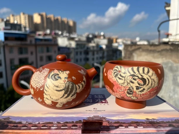 建水紫陶多道彩填猫咪一壶一杯