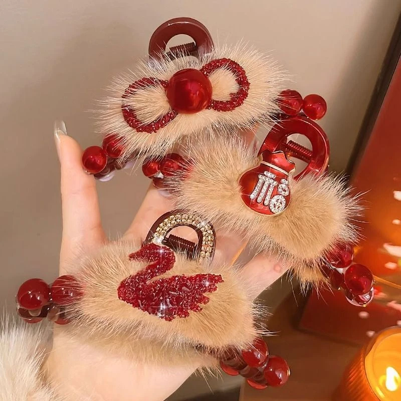 新年红色毛绒珠珠抓夹女2024年新款发夹后脑勺盘发鲨鱼夹发卡发饰