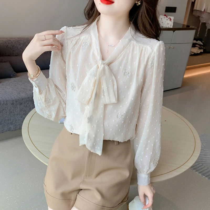 春秋装2025年新款刺绣蕾丝打底衫女法式气质长袖雪纺小衫内搭上衣