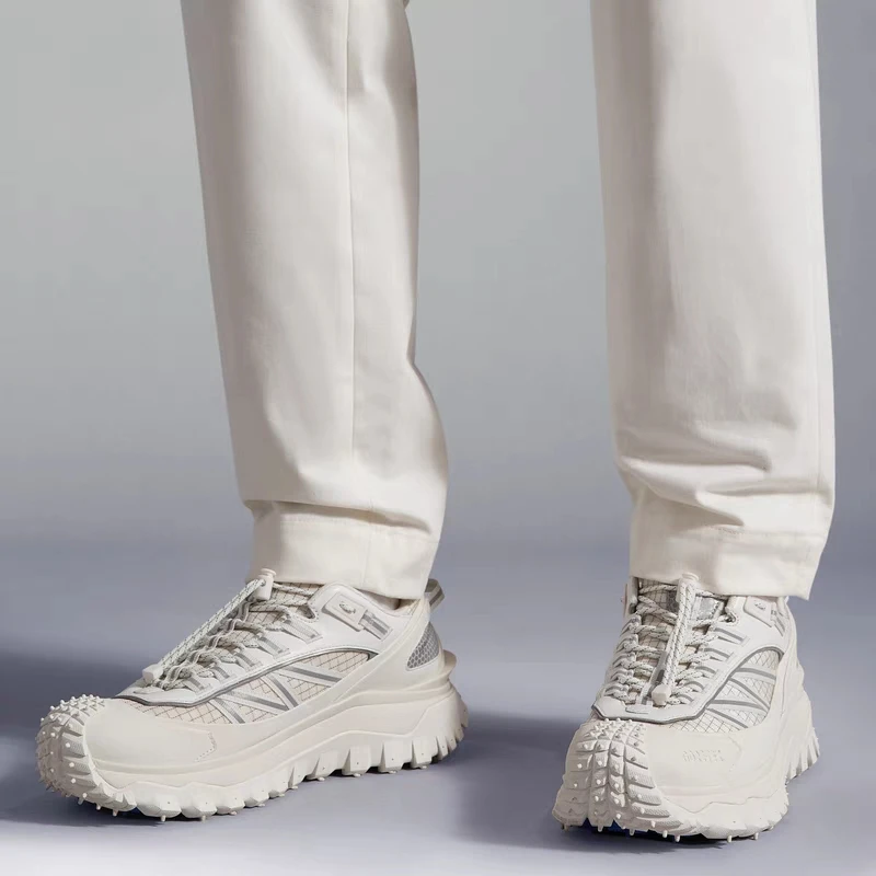 门口！户外运动鞋科恩户外登山鞋！