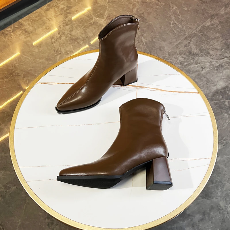 洋气小短靴女粗跟2023秋冬新款英伦骑士马丁靴中跟炸街尖头高跟鞋