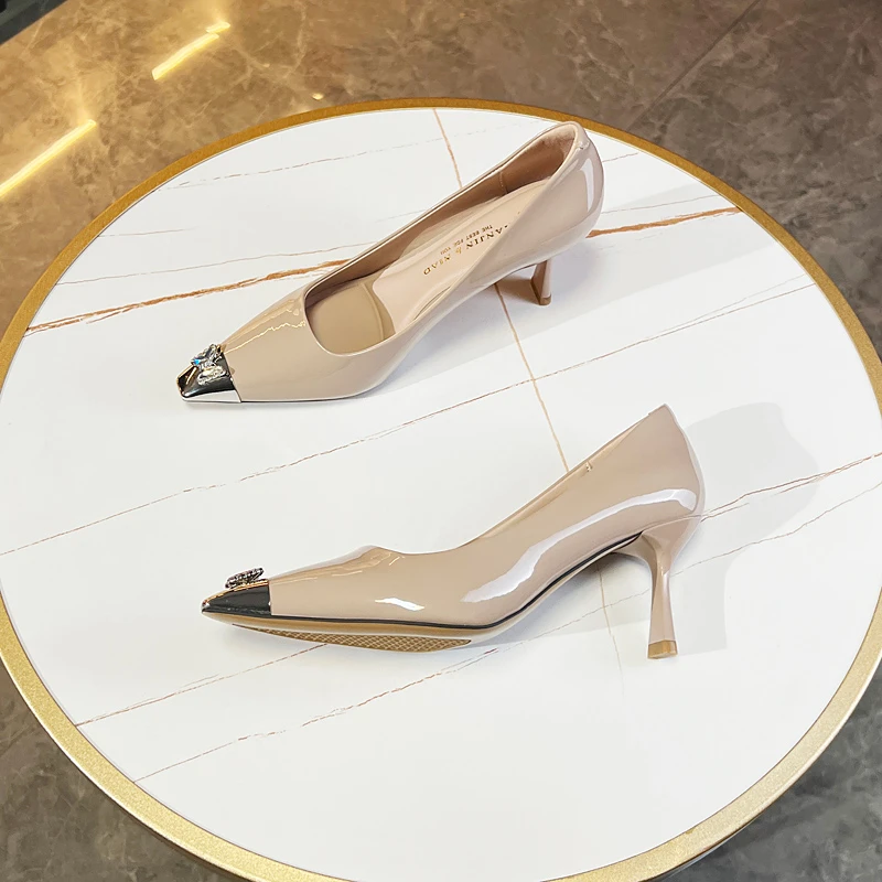 漆皮高跟鞋女细跟2024早春新款金属防踢水钻蝴蝶气质浅口尖头单鞋