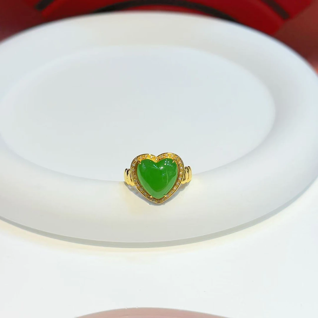 18K金镶嵌12mm苹果绿爱心戒指HNZ7876