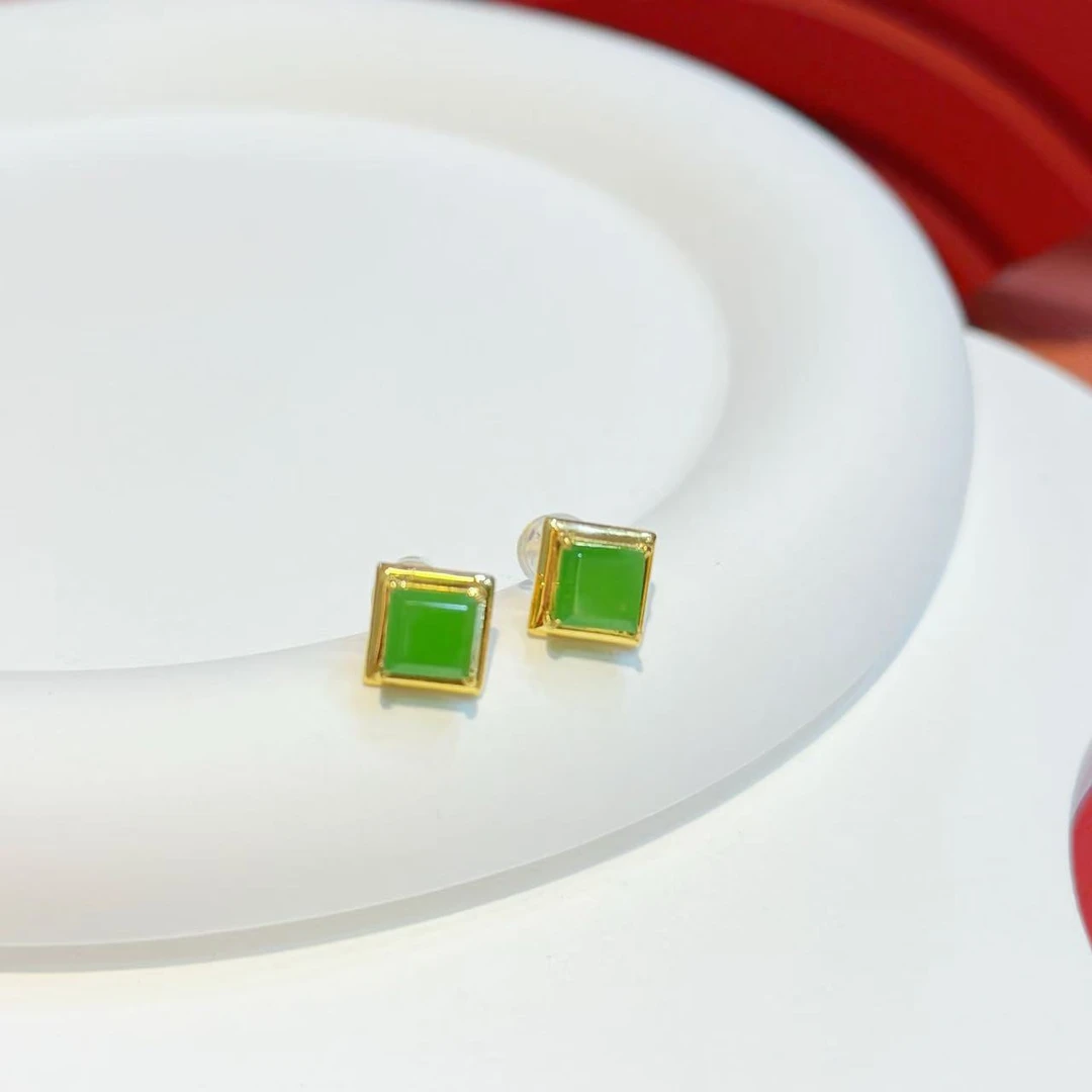 【红娘子】18K金封底镶嵌6mm和田玉苹果绿方形耳针HNZ7993
