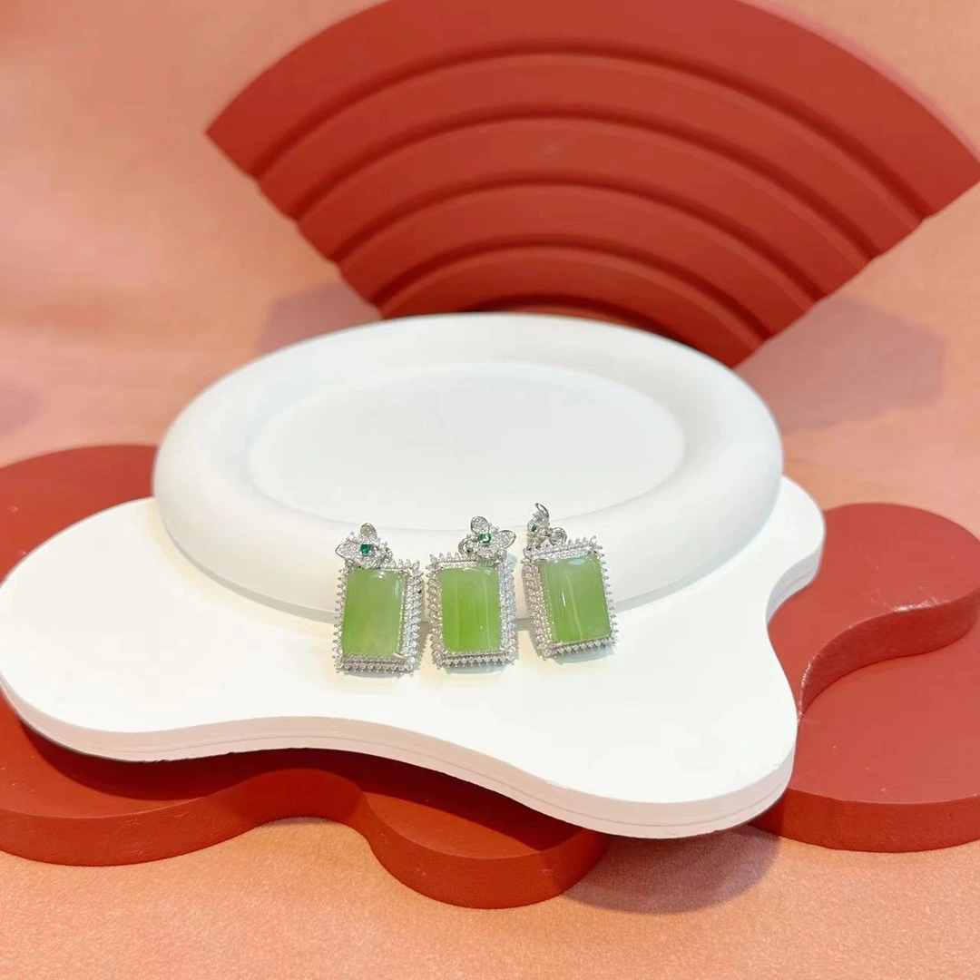 S925银镶嵌和田玉翠青苹果绿无事牌（多样性发其一）HNZ7080