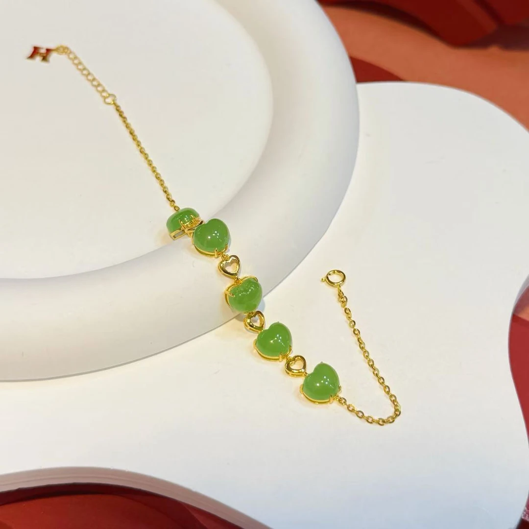 18K金镶嵌7.7mm和田玉苹果绿爱心手链HNZ7994