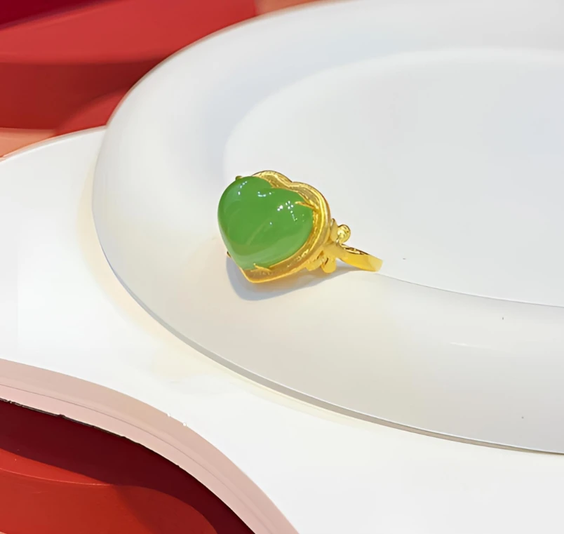 18K金镶勾丝工艺14mm苹果绿爱心戒指HNZ7549