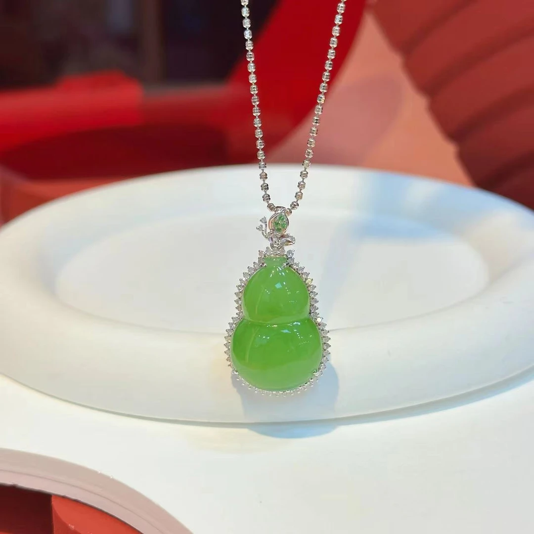 18K金蝴蝶重金封底镶嵌24*16.5mm和田玉苹果绿葫芦HNZ7258