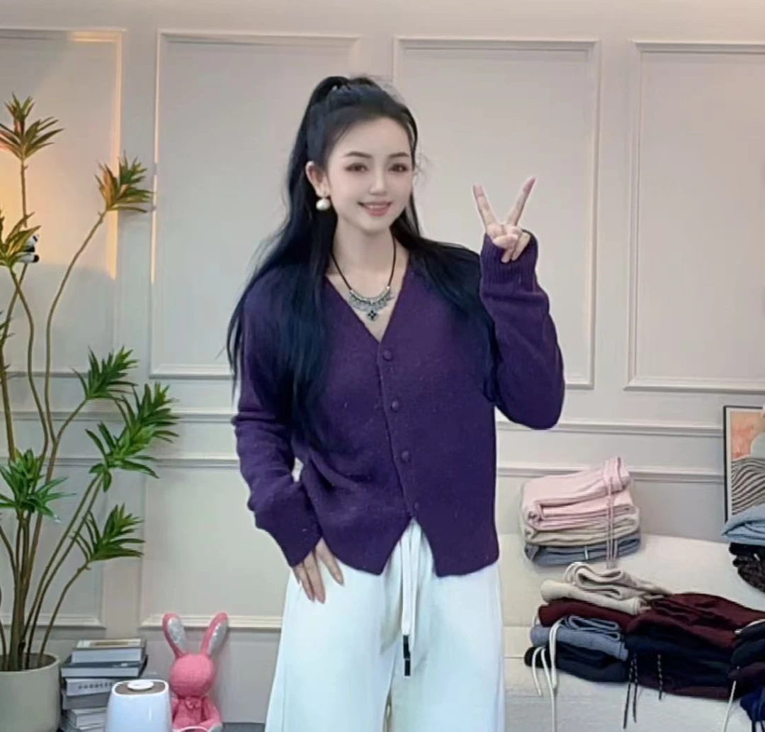 冬季新款轻奢小香风设计感V领包扣毛衣W02