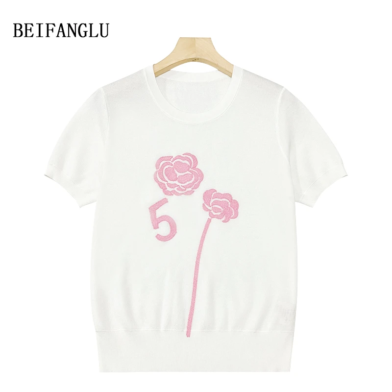 北方鹿百搭立体刺绣山茶花莱赛尔醋酯桑蚕丝圆领针织短袖5281